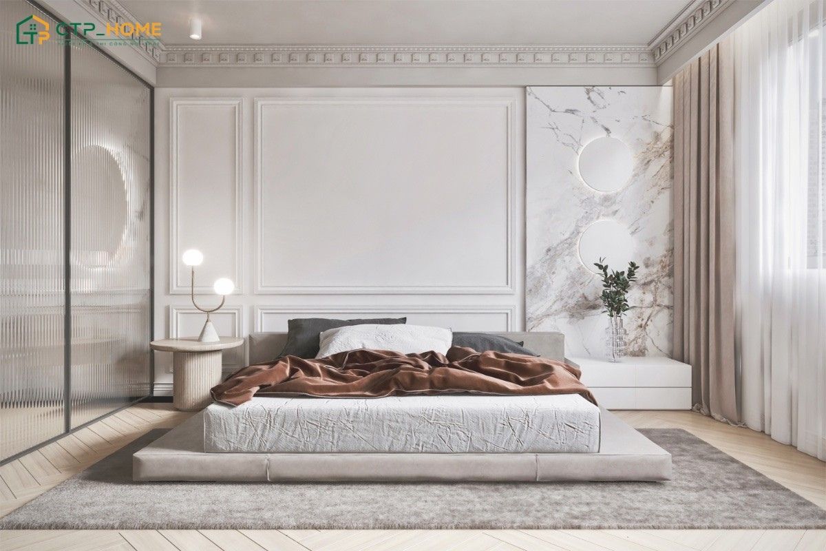 Đèn tường ánh sáng vàng và tranh treo tường là đặc trưng của phong cách tân cổ điển nhẹ nhàng