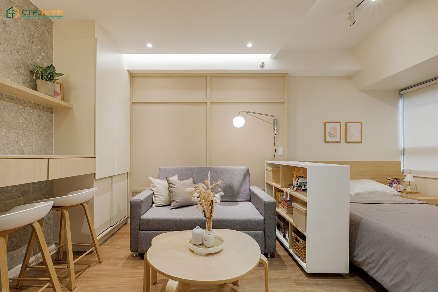 Căn hộ 25m2 Nhật Bản sẽ tạo điểm nhấn nhẹ nhàng thông qua cây xanh, đèn chùm, tranh phong thủy