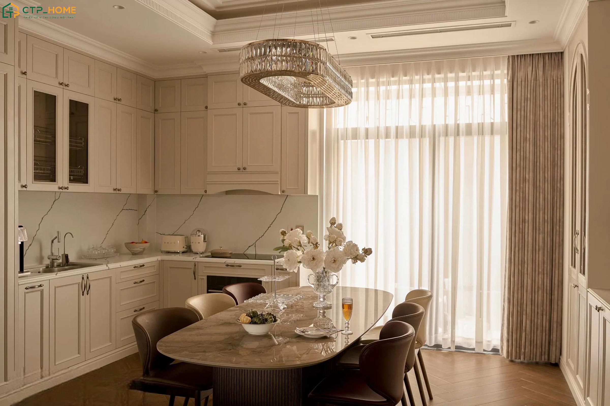 Mẫu phòng bếp nhà ống 5m tân cổ điển nổi bật với hệ thống phào chỉ tinh tế và bảng màu trang nhã